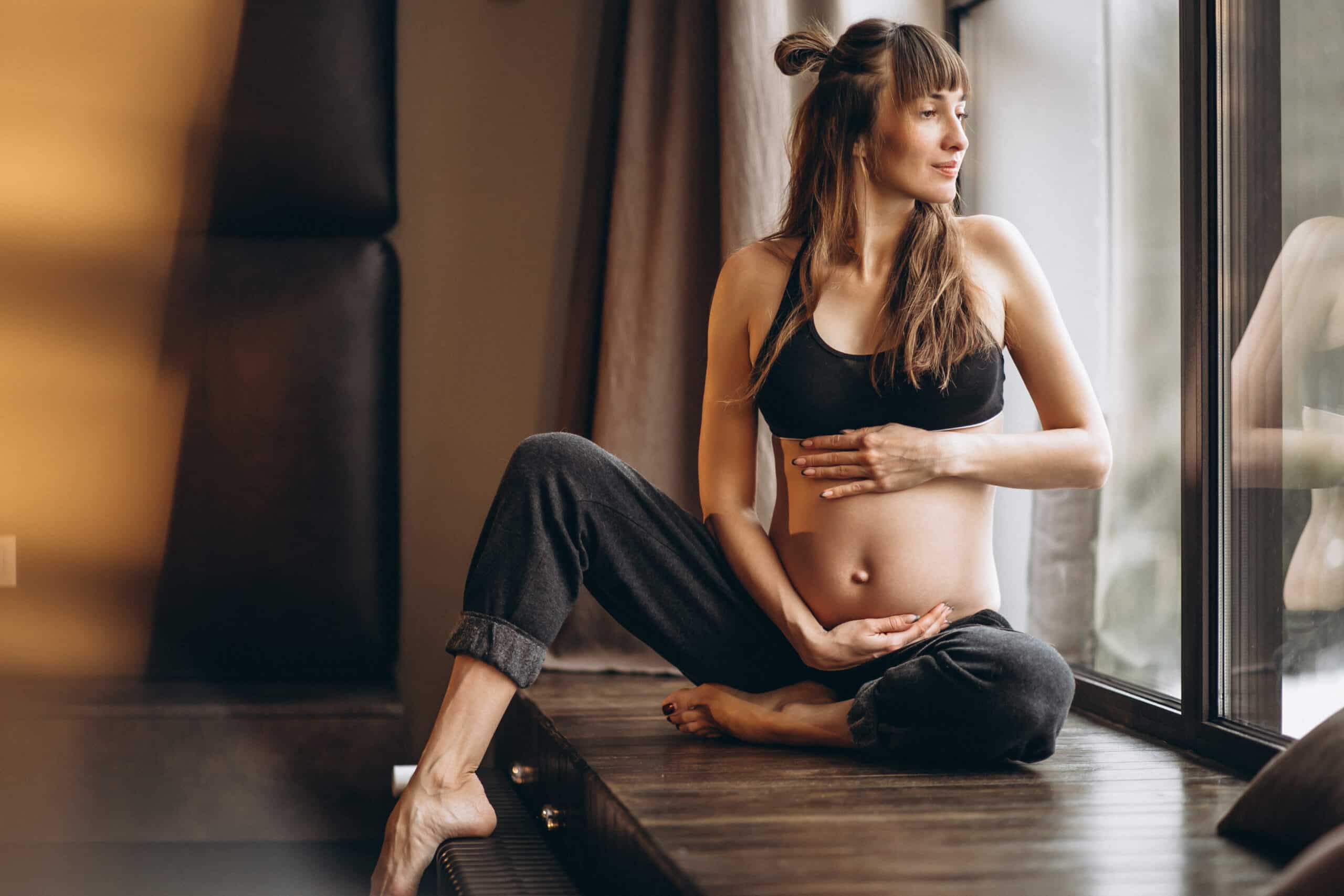 Femme enceinte détendue